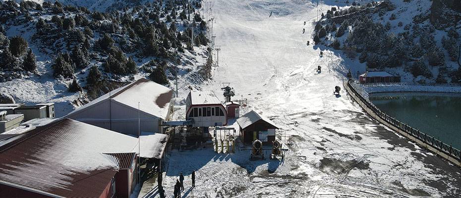 Göl manzaralı Ergan Dağı Kayak Merkezi sezonu açmaya hazırlanıyor