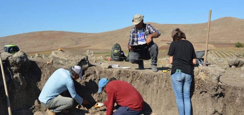 Hamaç Höyük'te Orta Çağ dönemine ait nekropole rastlandı