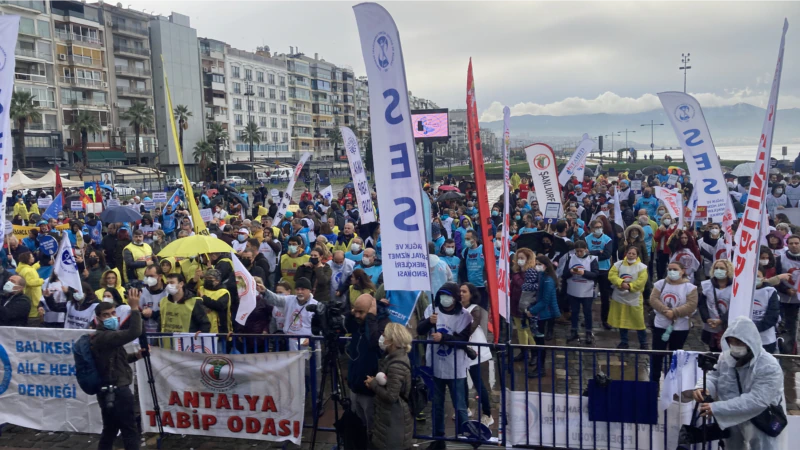İzmir’de Aile Hekimleri Sözleşmeye Karşı Alana Çıktı