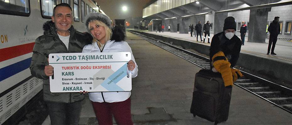 Seferlerine ara verilen ‘Turistik Doğu Ekspresi’ Kars’tan ilk seferine uğurlandı