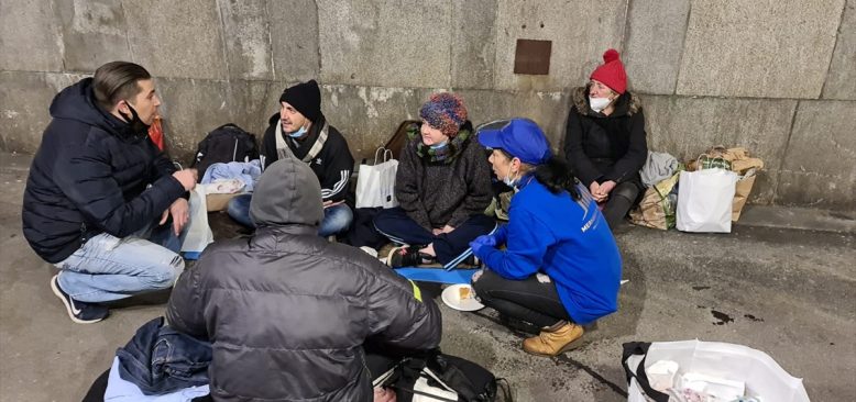 Türkler sokakta kalan ihtiyaç sahiplerine yemek ve hediye dağıttı