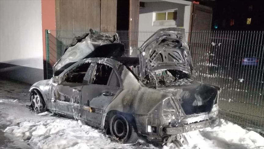 Cami otoparkındaki araç kundaklandı