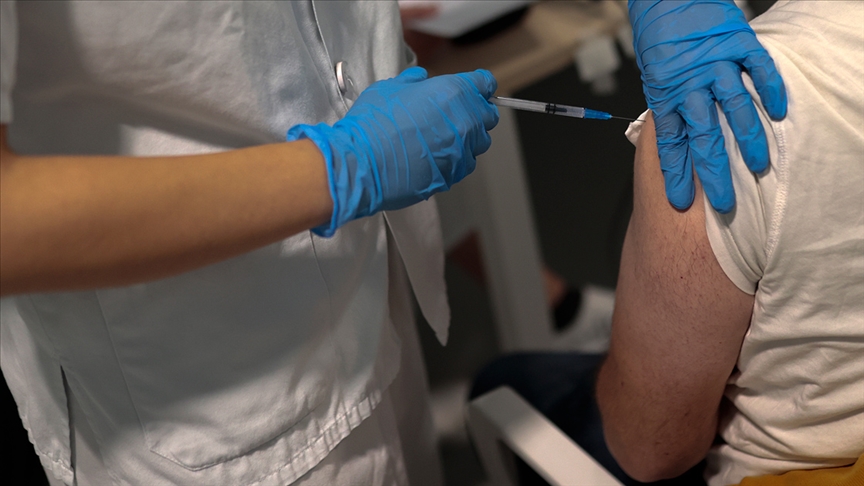 Sağlık çalışanlarına aşı zorunluluğu getiriliyor