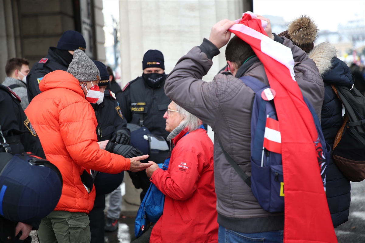Avusturya’da Kovid-19 önlemleri karşıtı göstericilerle polis arasında arbede çıktı