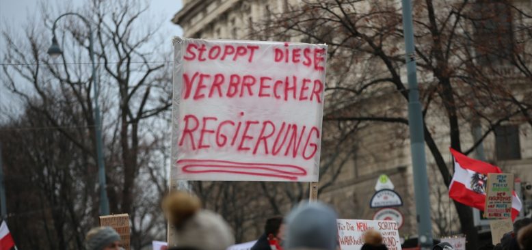 Avusturya’da Kovid-19 önlemleri protesto edildi