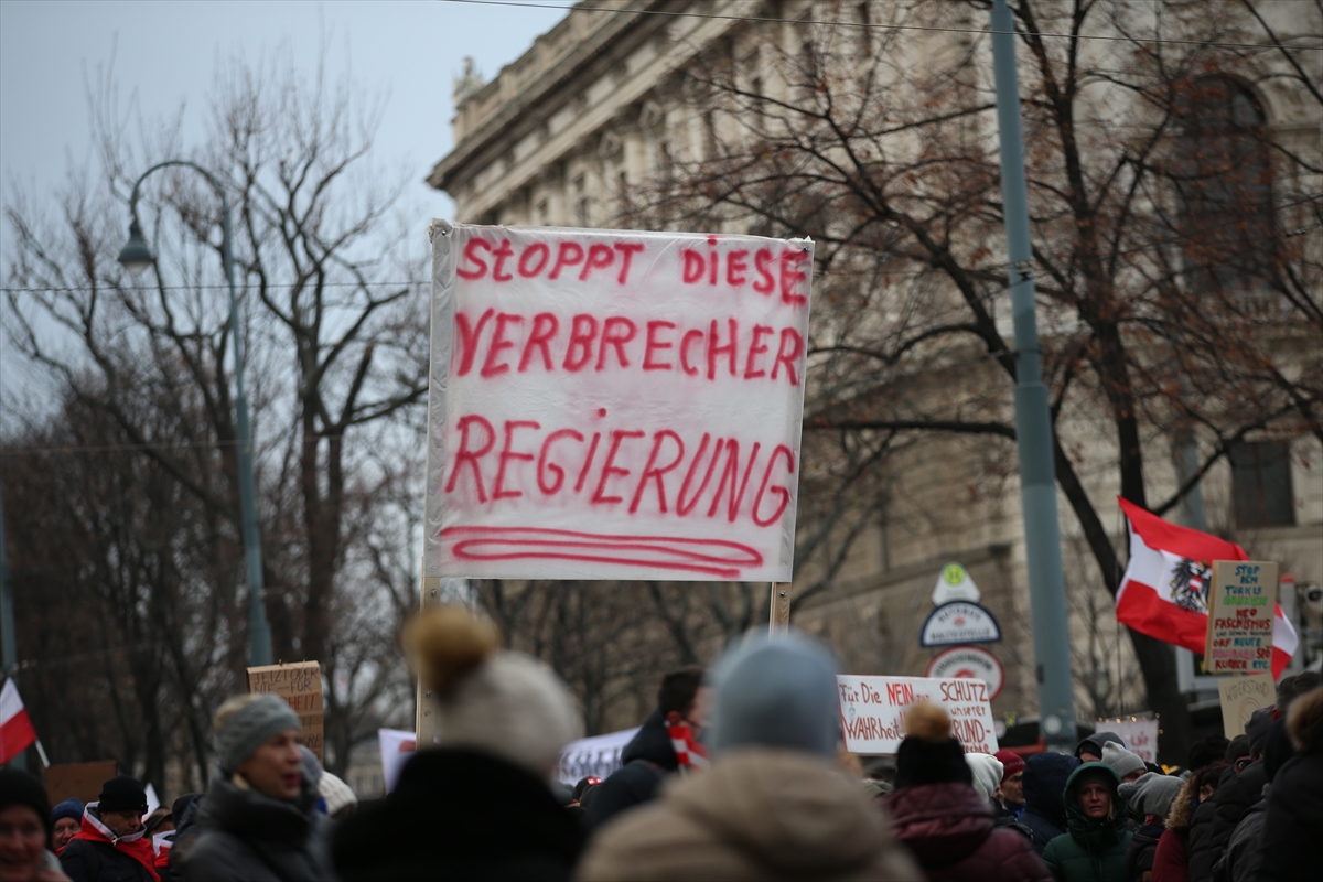 Avusturya’da Kovid-19 önlemleri protesto edildi