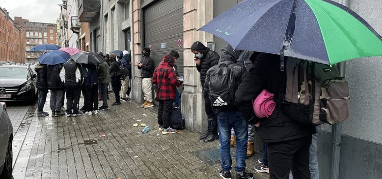 Belçika'da göçmenlerin çadırları çöpe atıldı