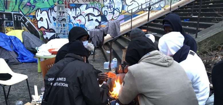 Paris'te köprü altında hayata tutunmaya çalışan çocuk göçmenler