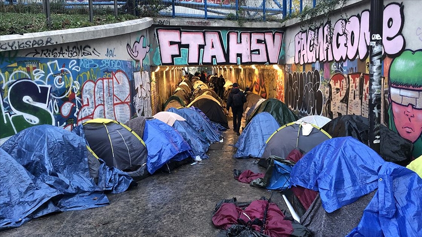 Paris’te göçmenlere yönelik kılıçlı saldırı