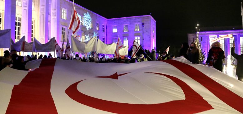 Kıbrıs Türkleri, belediye önüne asılan KKTC bayrağının indirilmesini protesto etti