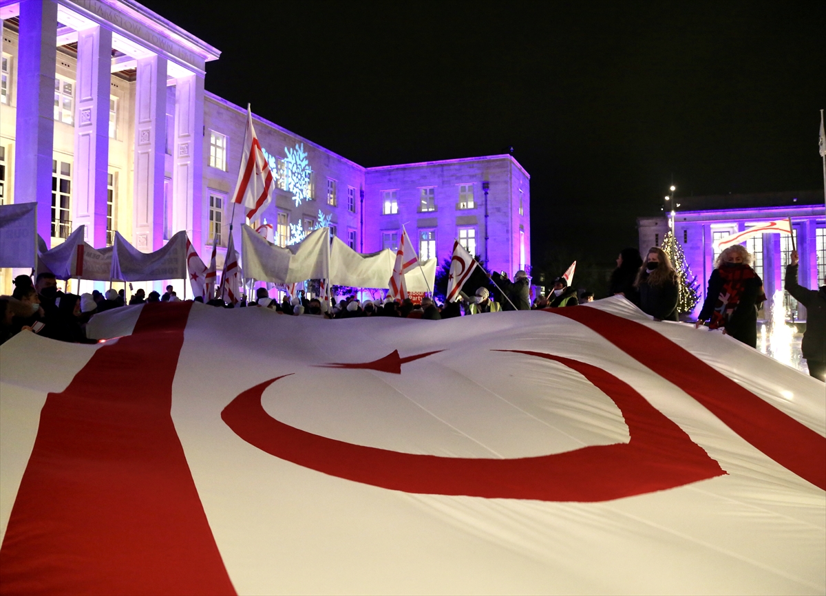Kıbrıs Türkleri, belediye önüne asılan KKTC bayrağının indirilmesini protesto etti