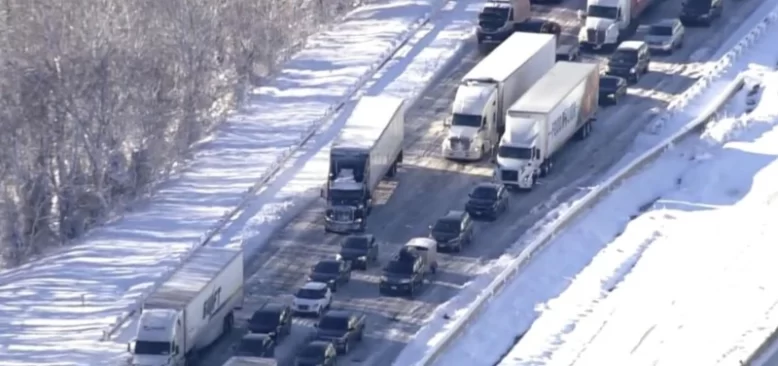 ABD’de Sürücüler Dondurucu Soğukta Otoyolda Mahsur