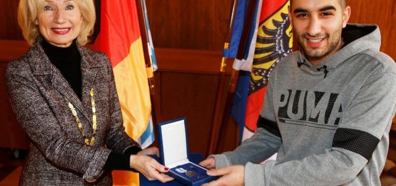 Almanya'da bir kadının hayatını kurtaran Türk gencine madalya