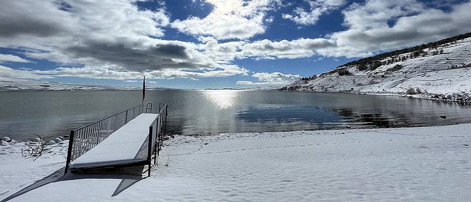 Çıldır Gölü’nün buz tabakası kar yağışıyla beyaza büründü
