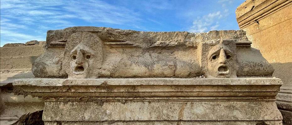 Çukurova'nın Efes'i Kastabala'nın tiyatro alanında kabartma masklar bulundu
