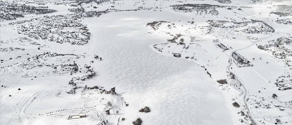 Frigya’daki Emre Gölü buzla kaplandı