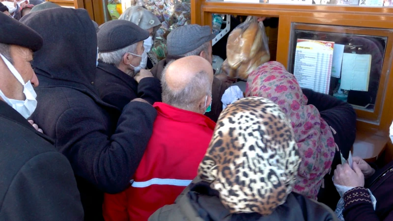 İstanbul’da Soğukta Ucuz Ekmek Kuyruğu