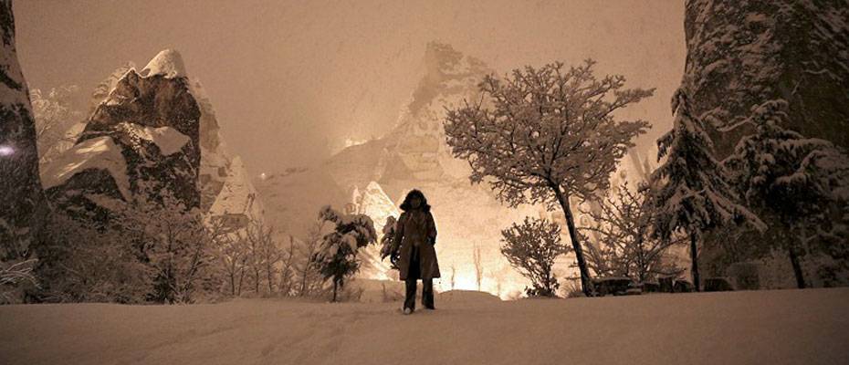 Karla kaplanan Kapadokya turistlerin beğenisini topladı