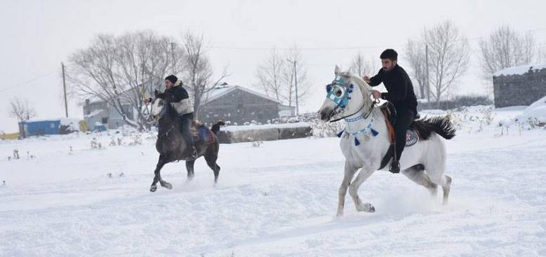 Kars'a gelen Rus rehberlere kar üstünde atlı cirit gösterisi sunuldu
