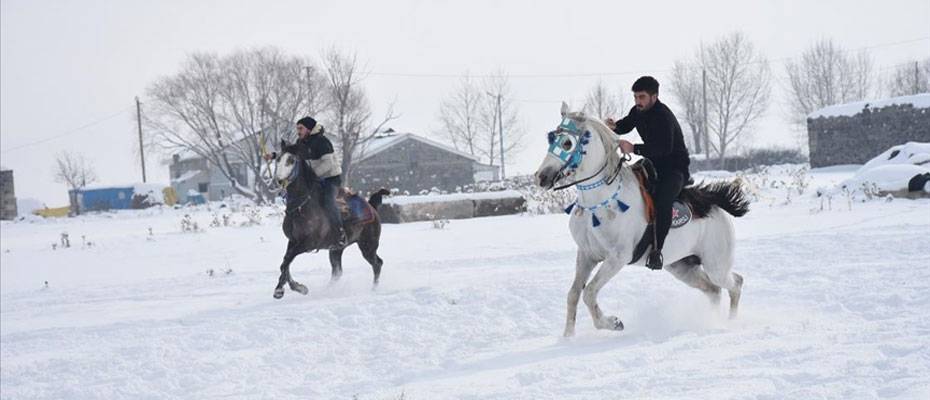 Kars'a gelen Rus rehberlere kar üstünde atlı cirit gösterisi sunuldu