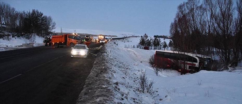 Sivas’ta yolcu otobüsü ile kamyonetin çarpıştığı kazada 2 kişi öldü, 19 kişi yaralandı