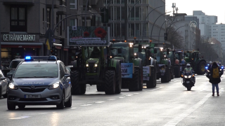 Çiftçiler Berlin`de traktörlerle eylem yaptı