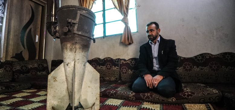 İdlibli Osman, evine düşen roketin kalıntısından soba yaptı