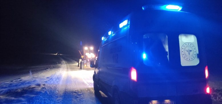 Sivas'ta ekipler, kar nedeniyle yolu kapanan köydeki hasta için seferber oldu