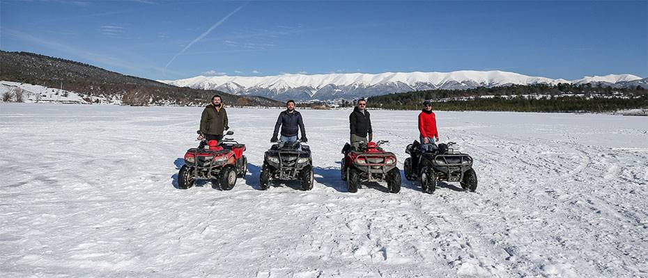 Buz tutan gölette ‘ATV safari’ heyecanı