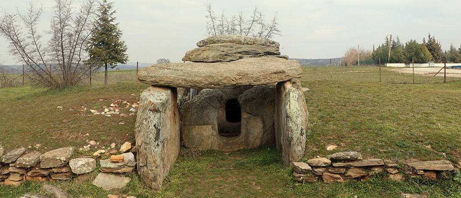 Definecilerin kaçak kazıları 3 bin 500 yıllık Trak dolmenlerine zarar veriyor