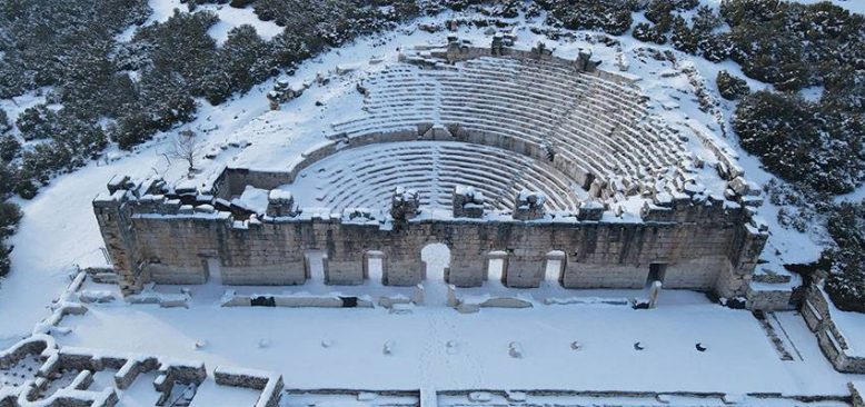 'Gladyatörler şehri' Kibyra'nın devasa anıtsal yapıları beyaz örtüyle kaplandı