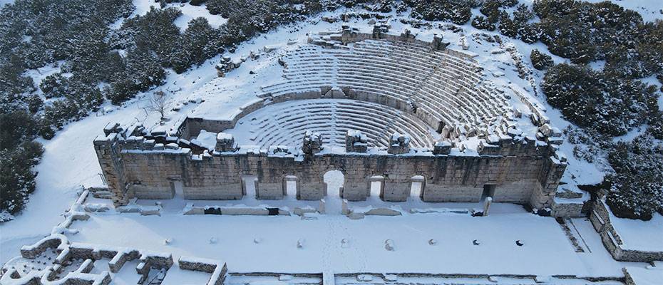 ‘Gladyatörler şehri’ Kibyra’nın devasa anıtsal yapıları beyaz örtüyle kaplandı
