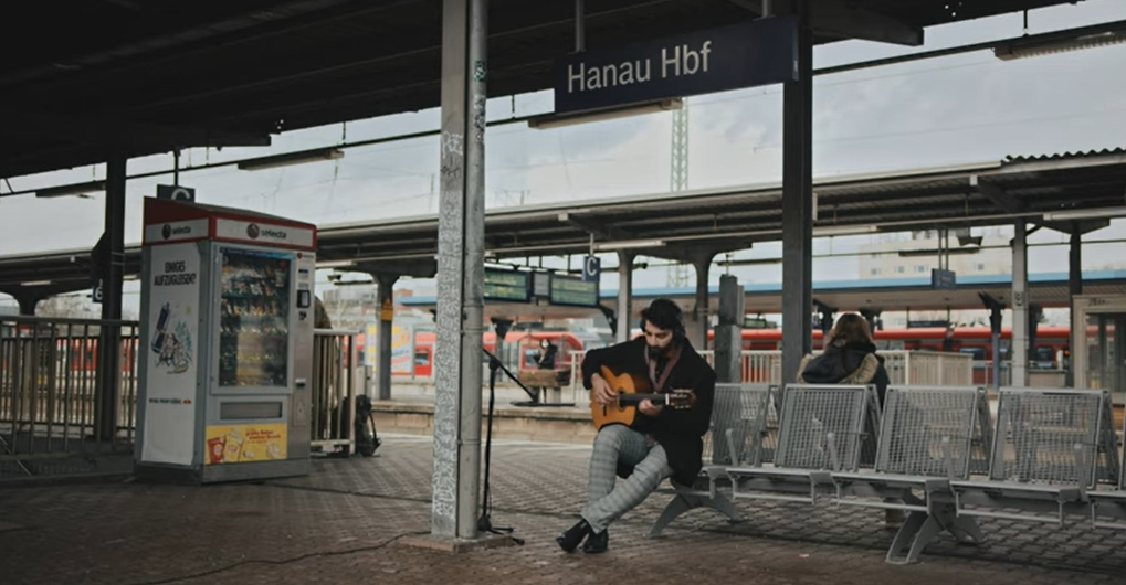 Almanya’da genç sanatçılar “Yolumuz Gurbete Düştü” şarkısıyla ırkçılığa seslendi