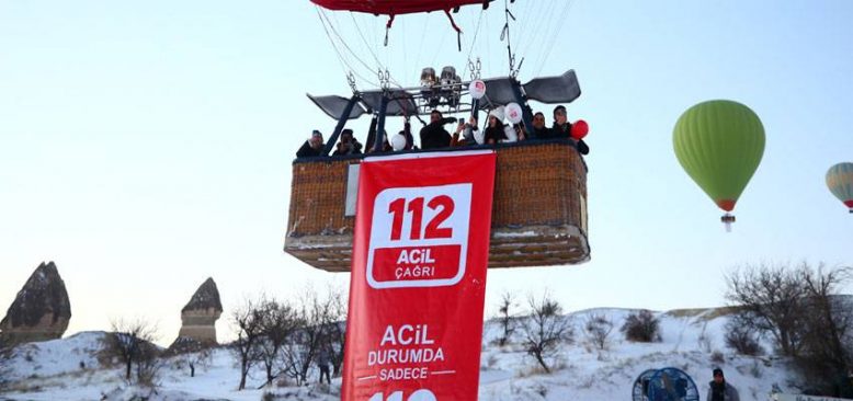 Kapadokya'da balonlar '112 Acil Çağrı Merkezi' afişleriyle uçtu