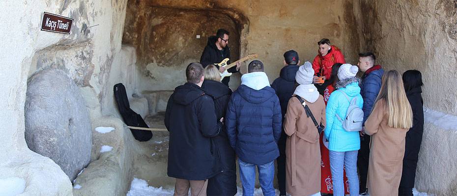 Kapadokya’da tura katılan turistler ‘gitarlı rehber’in nağmeleriyle eğleniyor