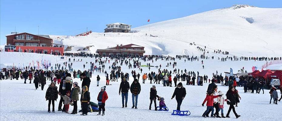 Kar festivali farklı illerden binlerce kişiyi Hakkari'de buluşturdu