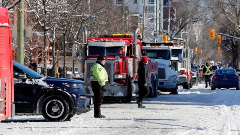 Ottawa Polisi Protestocuları Gözaltına Alıyor