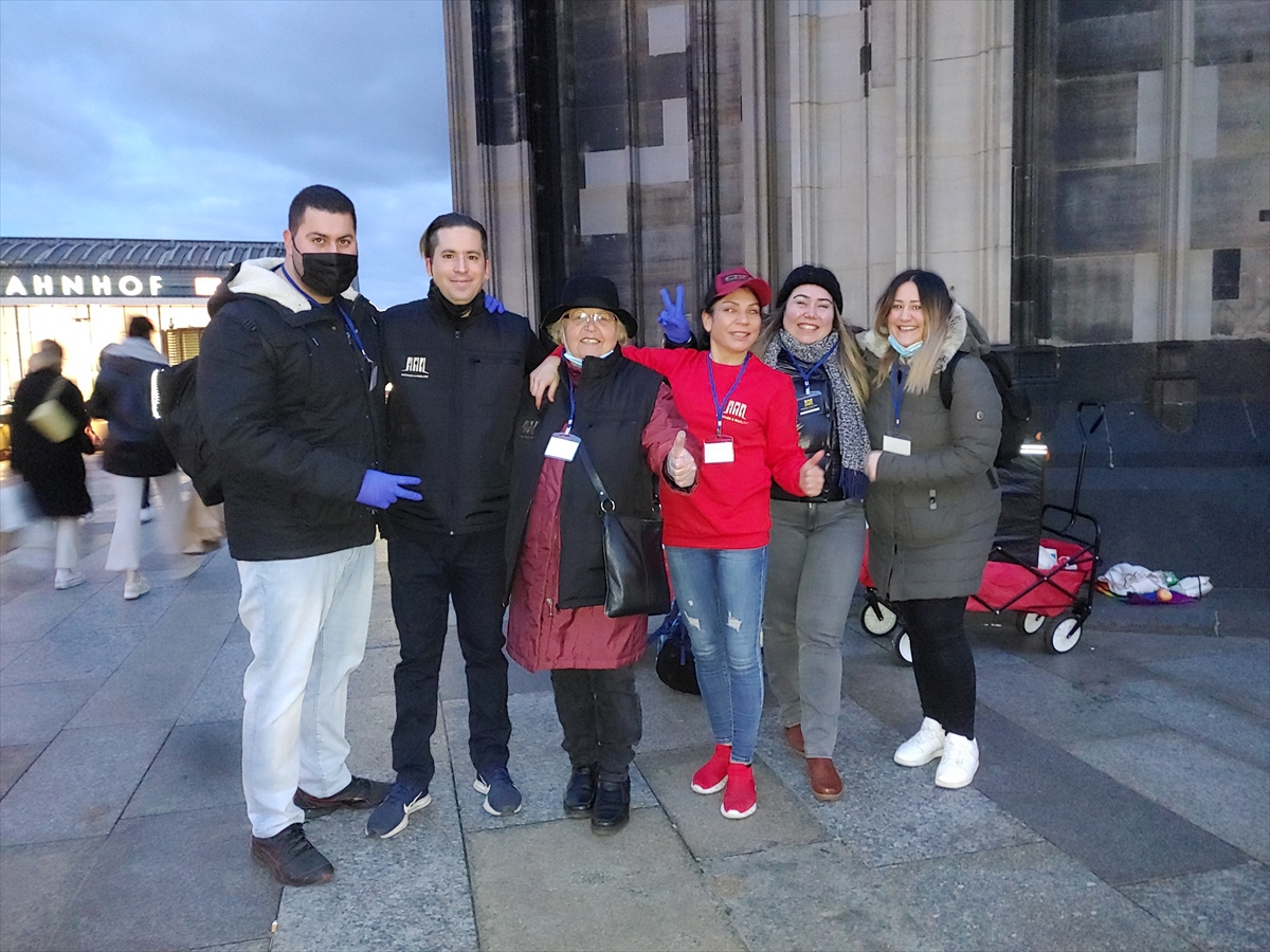 Almanya'da yaşayan Türkler sokaklarda yaşayanlara yardımda bulundu