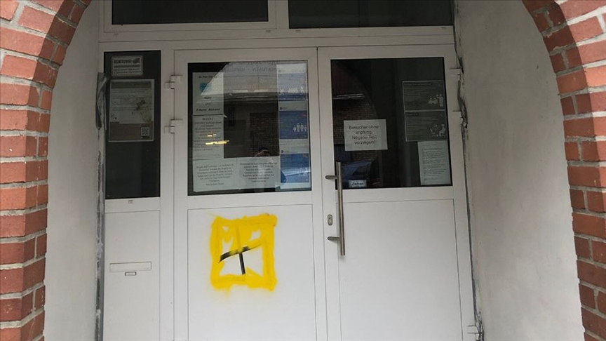 Dortmund kentinde cami kapısına gamalı haç çizildi