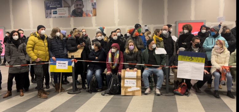 Ukrayna’dan Berlin’e ulaşan mültecileri tren istasyonunda gönüller karşılıyor
