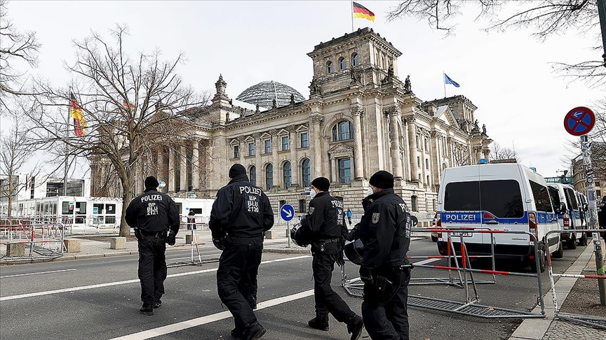 Almanya'da "aşırı sağcı" 4 polis görevden uzaklaştırıldı