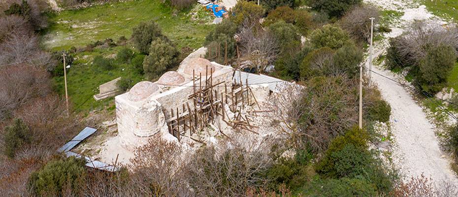 Çeşme’de 7 asırlık cami ayağa kaldırılıyor