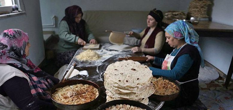 Karadenizli kadınlar ramazanda tüketilecek lezzetleri imece usulüyle hazırlıyor