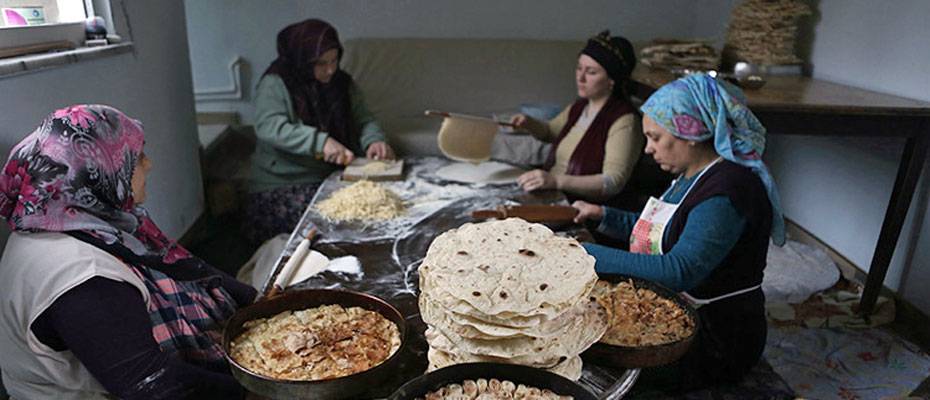 Karadenizli kadınlar ramazanda tüketilecek lezzetleri imece usulüyle hazırlıyor