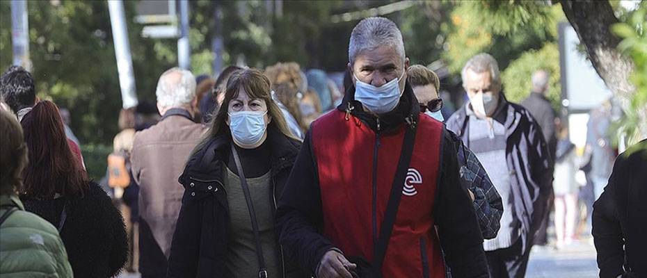 Yunanistan’da açık alanda maske zorunluluğuna son verildi