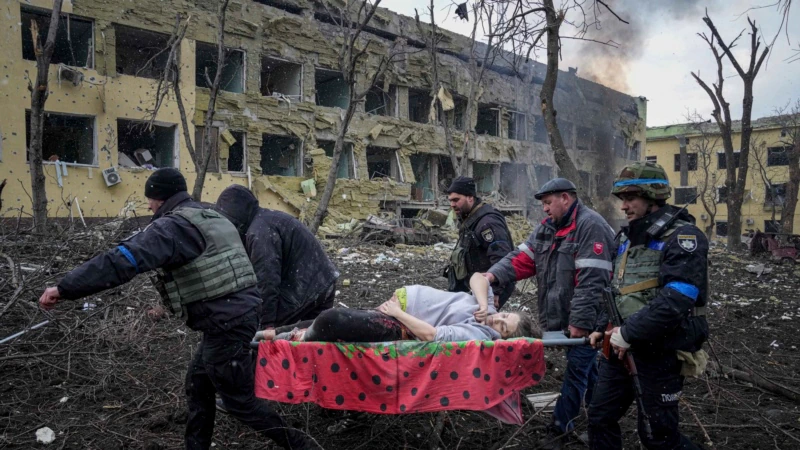‘‘Rusya Mariupol’de Çocuk Hastanesini Vurdu’’