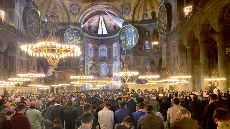 88 Yıl Aradan Sonra Ayasofya’da Teravih Namazı