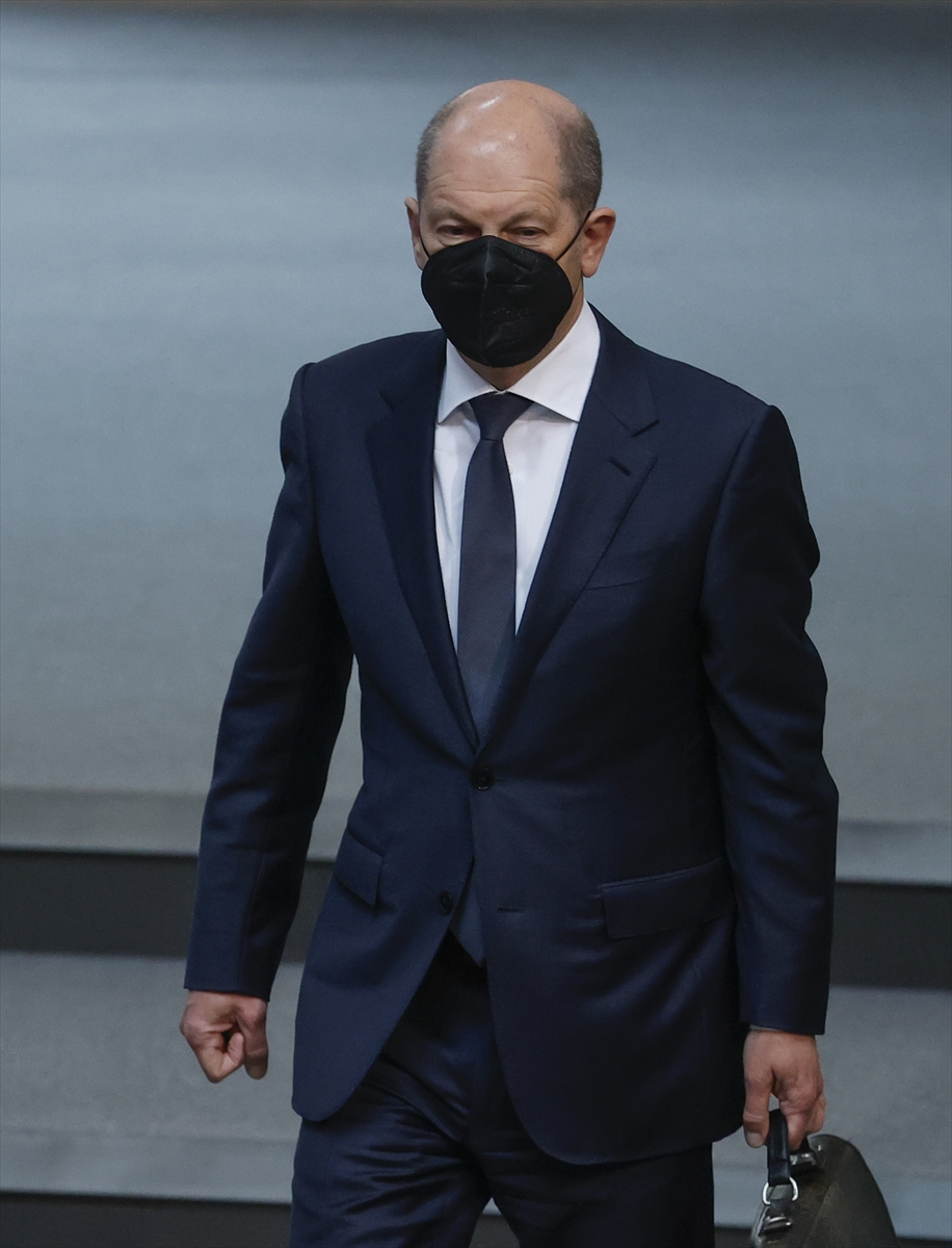 Scholz’un Kanada’ya gittiği uçakta kimsenin maske takmaması tartışılıyor