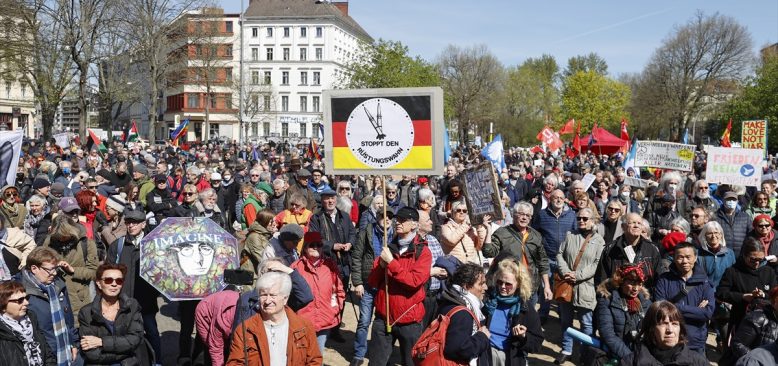 Berlin`de yüzlerce kişi Ukrayna’daki savaşı protesto etti