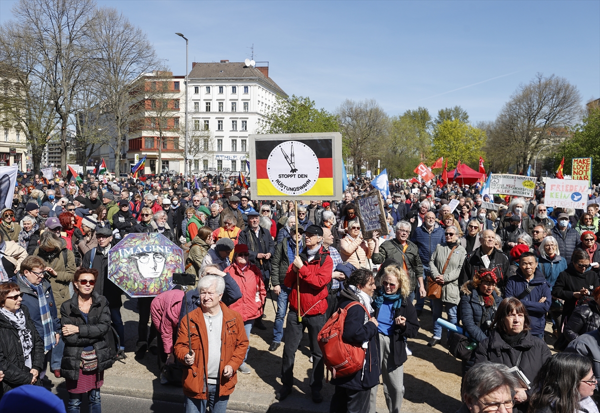 Berlin`de yüzlerce kişi Ukrayna’daki savaşı protesto etti